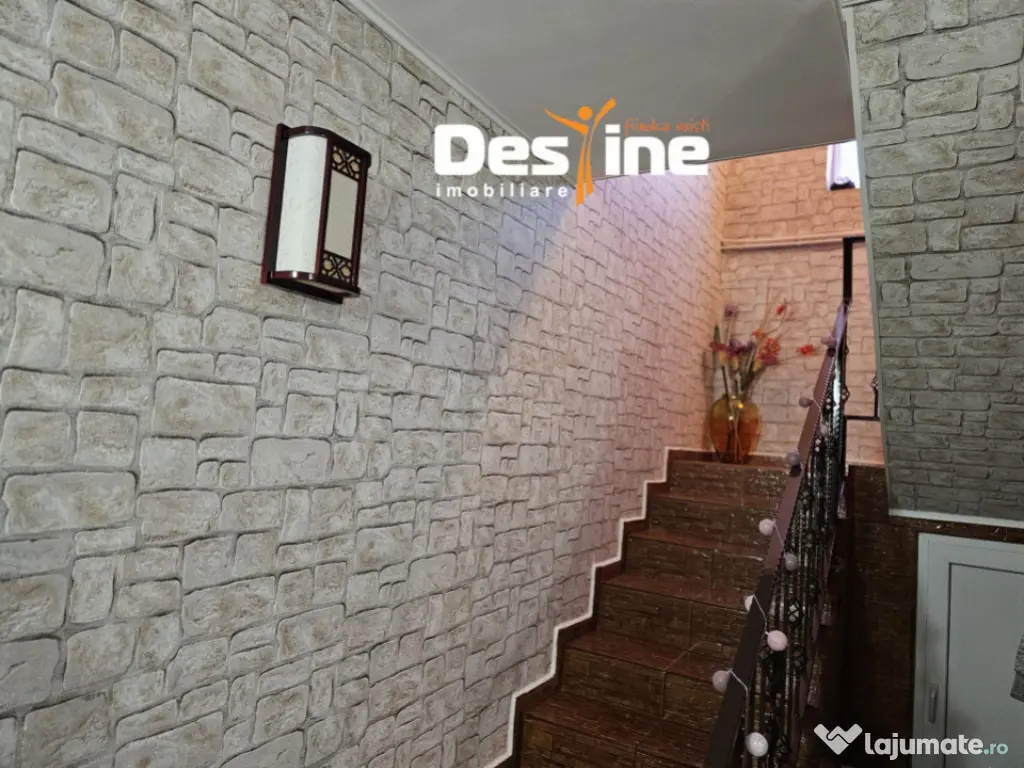 Casa cu etaj si mansarda, 7.200 mp teren, in comuna Probota 