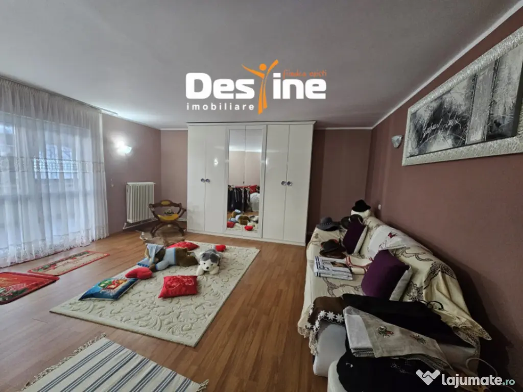 Casa cu etaj si mansarda, 7.200 mp teren, in comuna Probota 