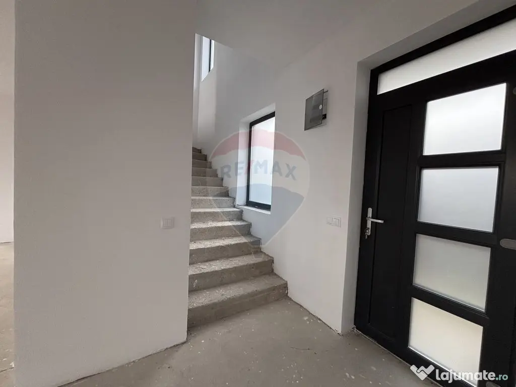 Casă / Vilă cu 4 camere de vânzare 