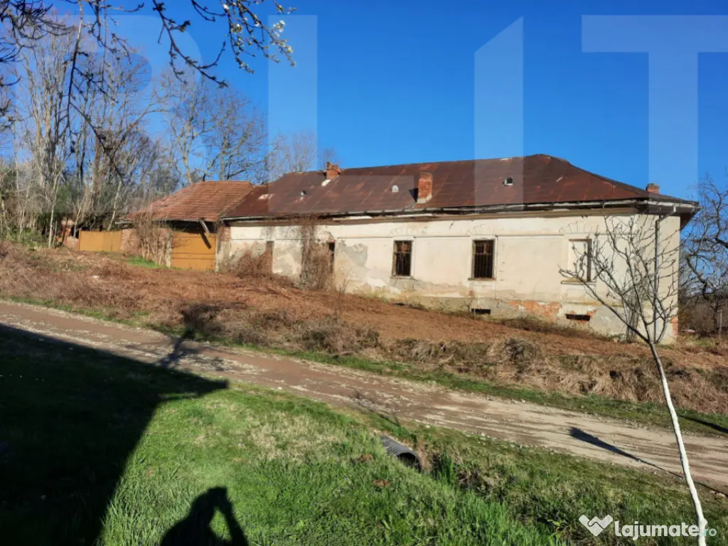 Casa de vanzare, necesita revonare, 200 mp+10.000 mp teren -