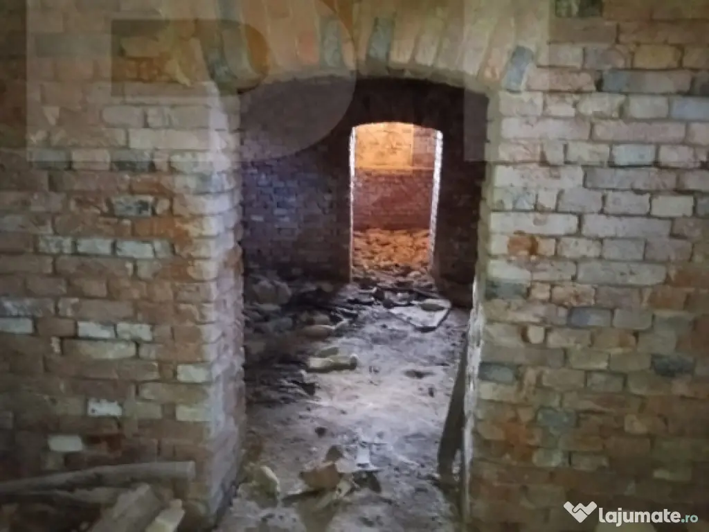 Casa de vanzare, necesita revonare, 200 mp+10.000 mp teren -