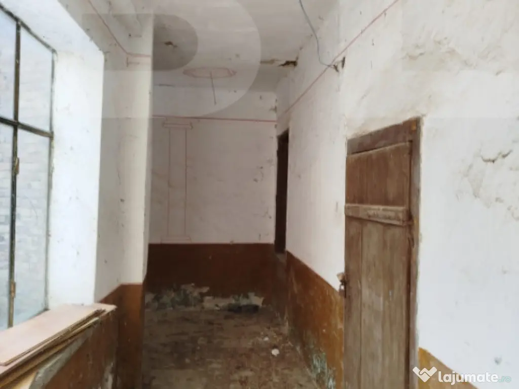 Casa de vanzare, necesita revonare, 200 mp+10.000 mp teren -