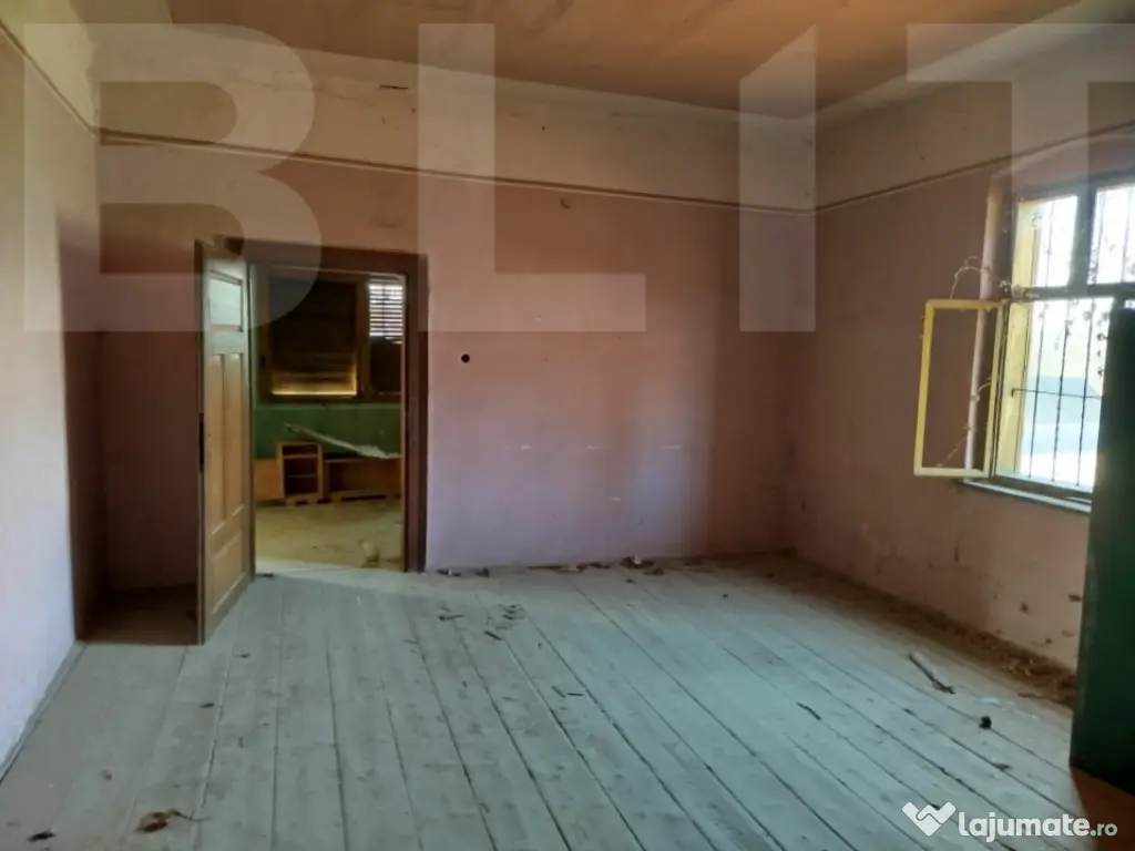 Casa de vanzare, necesita revonare, 200 mp+10.000 mp teren -