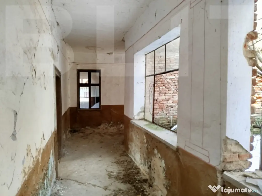 Casa de vanzare, necesita revonare, 200 mp+10.000 mp teren -