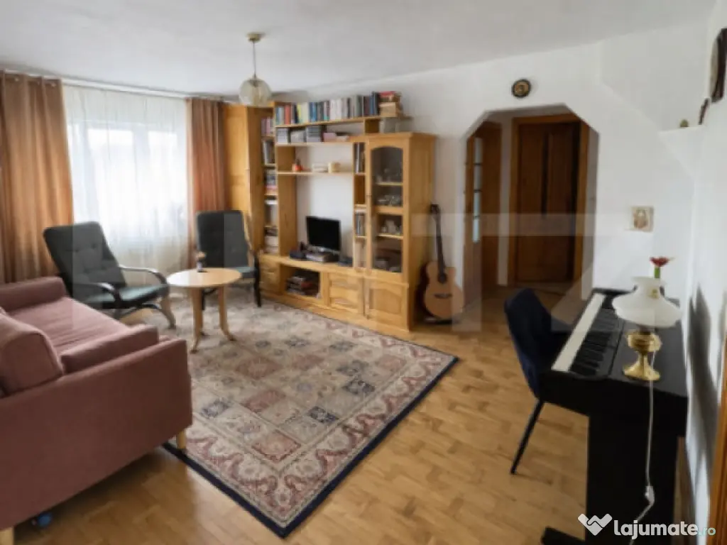 Apartament 4 camere, decomandat, 82 mp, 2 bai, etaj intermed 