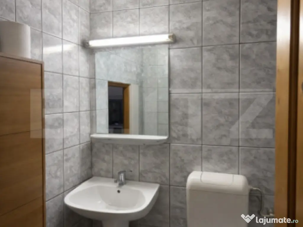Apartament 4 camere, decomandat, 82 mp, 2 bai, etaj intermed 