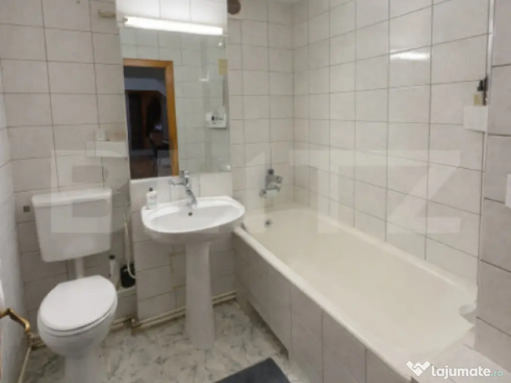 Apartament 4 camere, decomandat, 82 mp, 2 bai, etaj intermed 