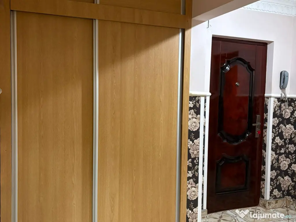 Se vinde apartament 3 camere,zona foarte buna,Obcini