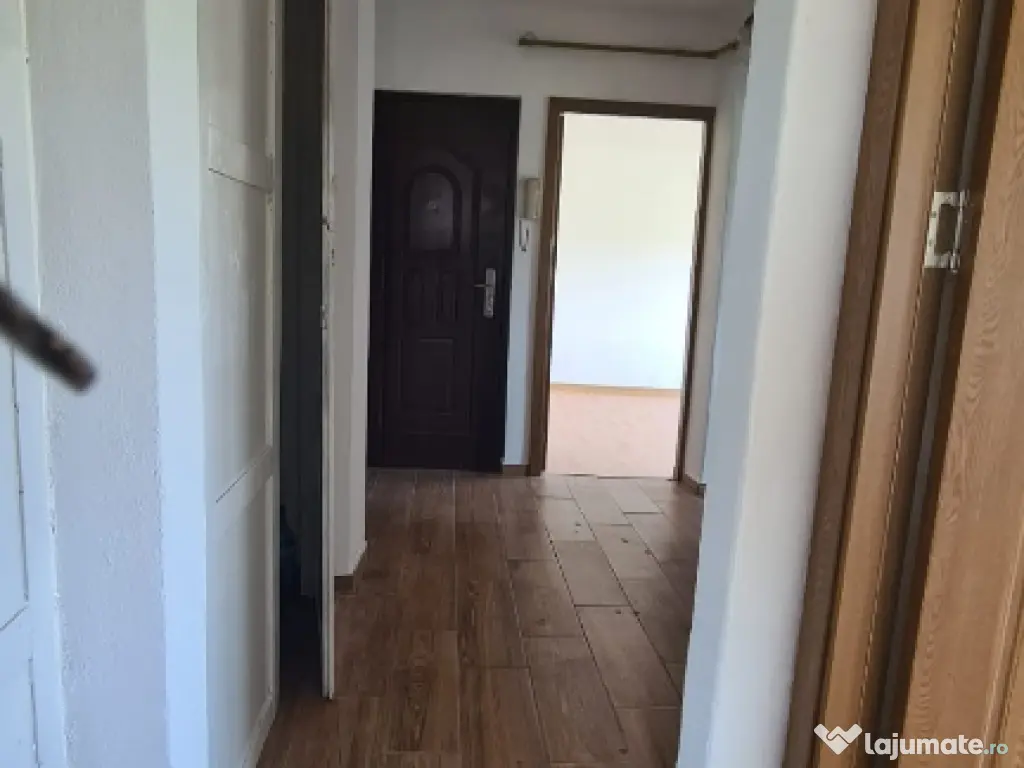 Vând ap cu 2 camere, decomandat, et1 în Curtea de Arges 