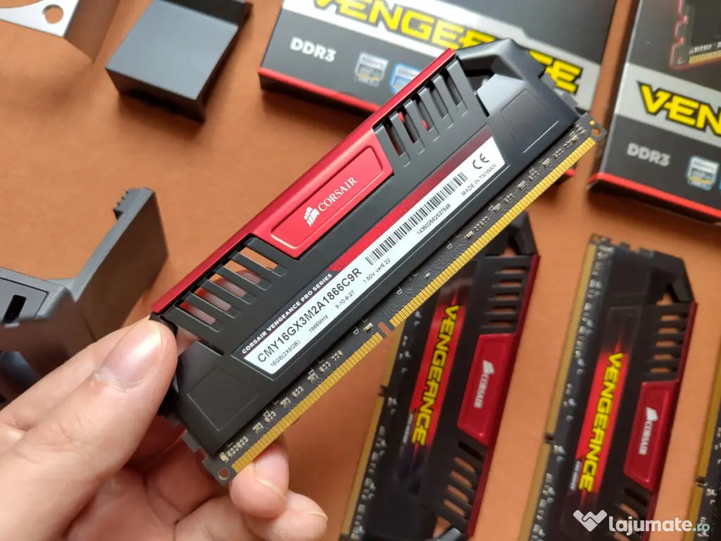 Corsair Vengeance Pro 32GB (4x8GB) DRR3 1866Mhz + Corsair Vengeance RAM Cooler