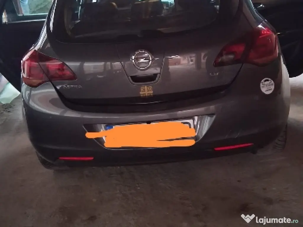 vând Opel Astra j 