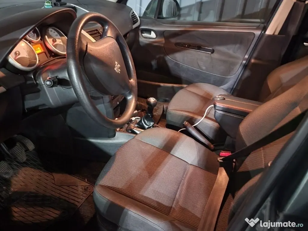 Vând Peugeot 207 - 2011 