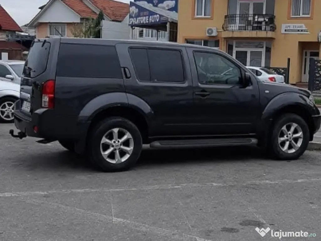 Vând Nissan Pathfinder 4x4, 2,5 dci 177 cp, 7 locuri, cu doar 151000 km rulați 