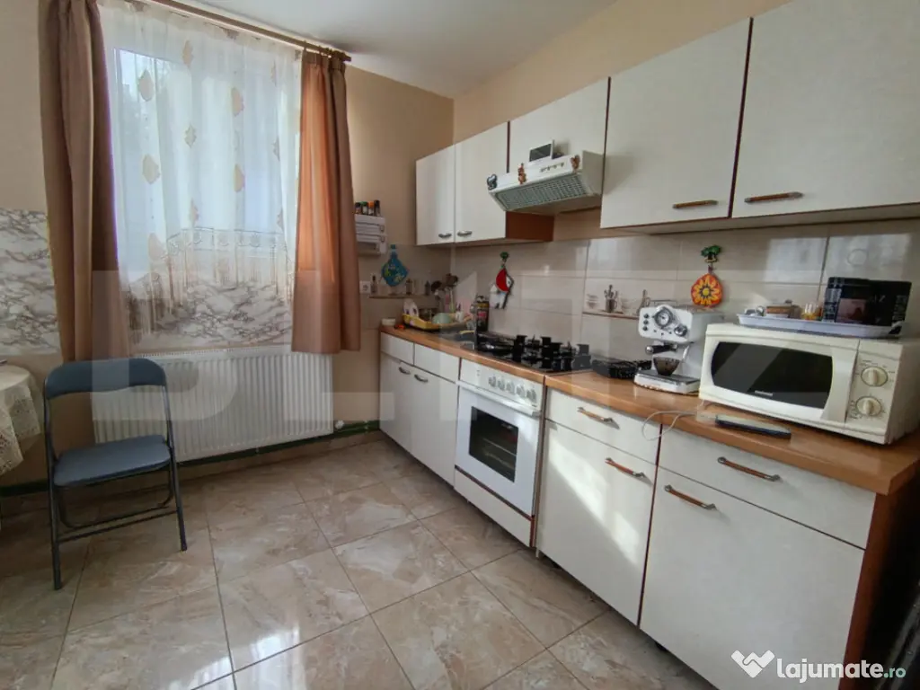 Casa cu 3 camere,baie, bucatarie, teren 500 mp 