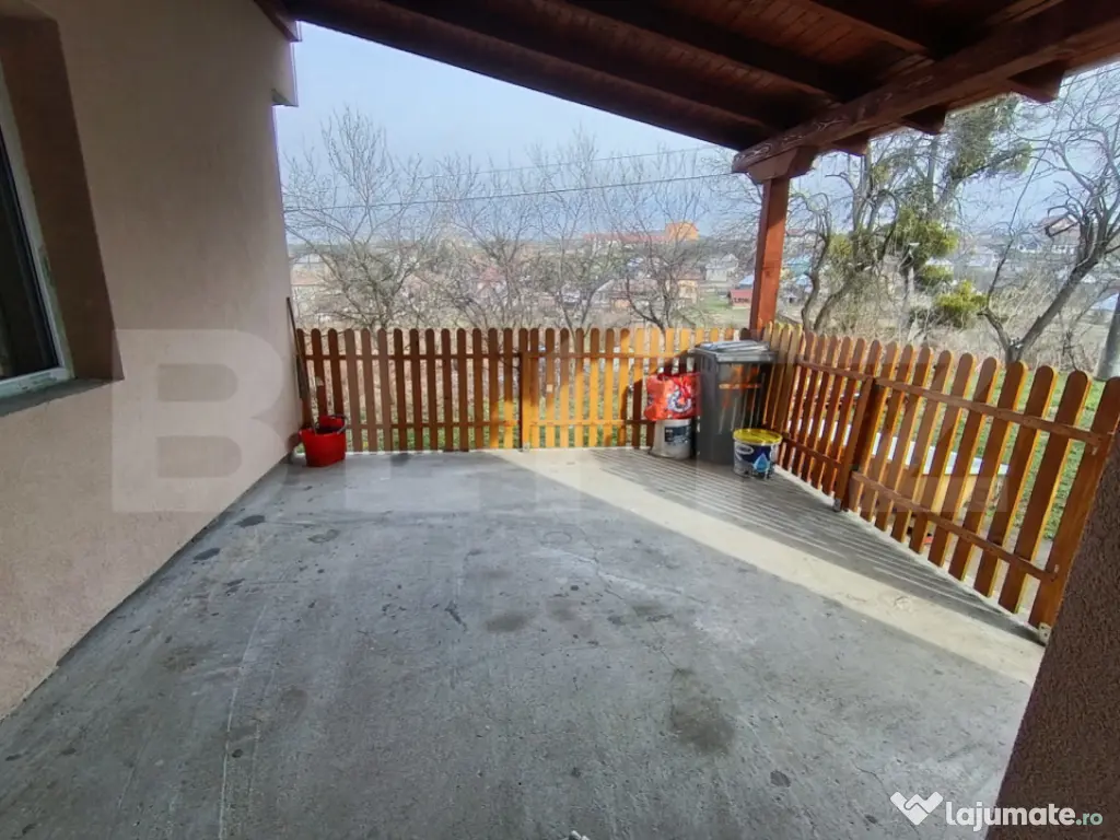 Casa cu 3 camere,baie, bucatarie, teren 500 mp 