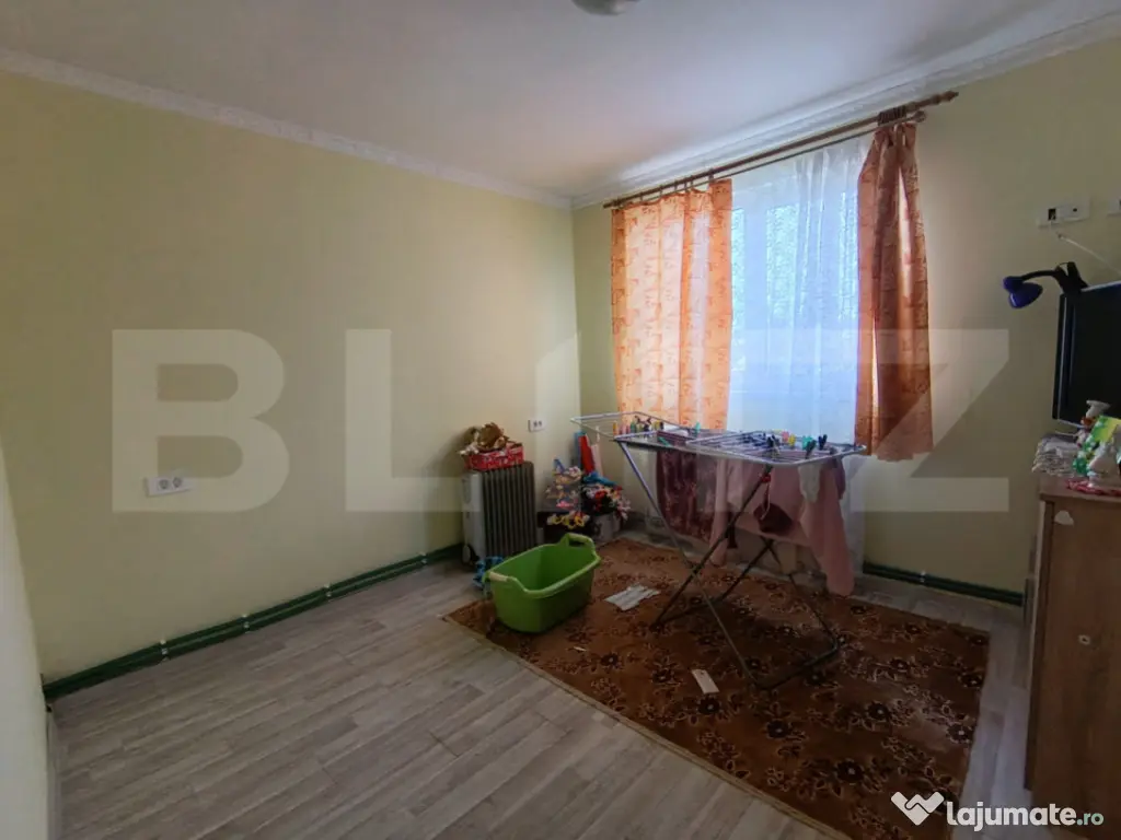 Casa cu 3 camere,baie, bucatarie, teren 500 mp 