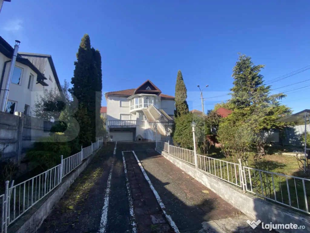 Casă spațioasă 350 mp utili, curte amenajată și garaj 