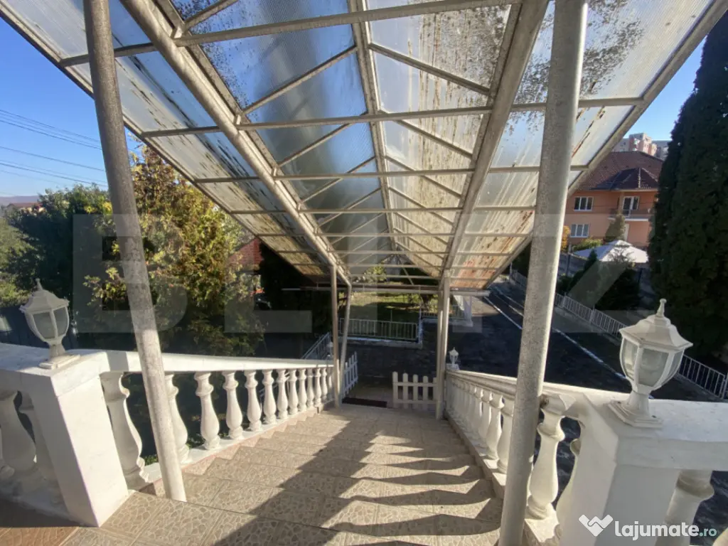 Casă spațioasă 350 mp utili, curte amenajată și garaj 