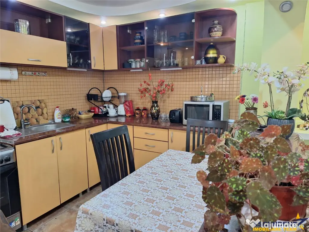 Casa Bartolomeu, pe doua nivele, stil deosebit, curte comuna 