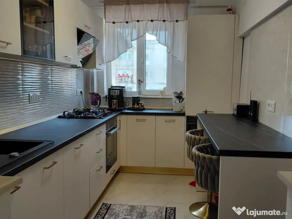 Apartament 4 camere, decomandat, etaj 3/4 - IC Frimu 