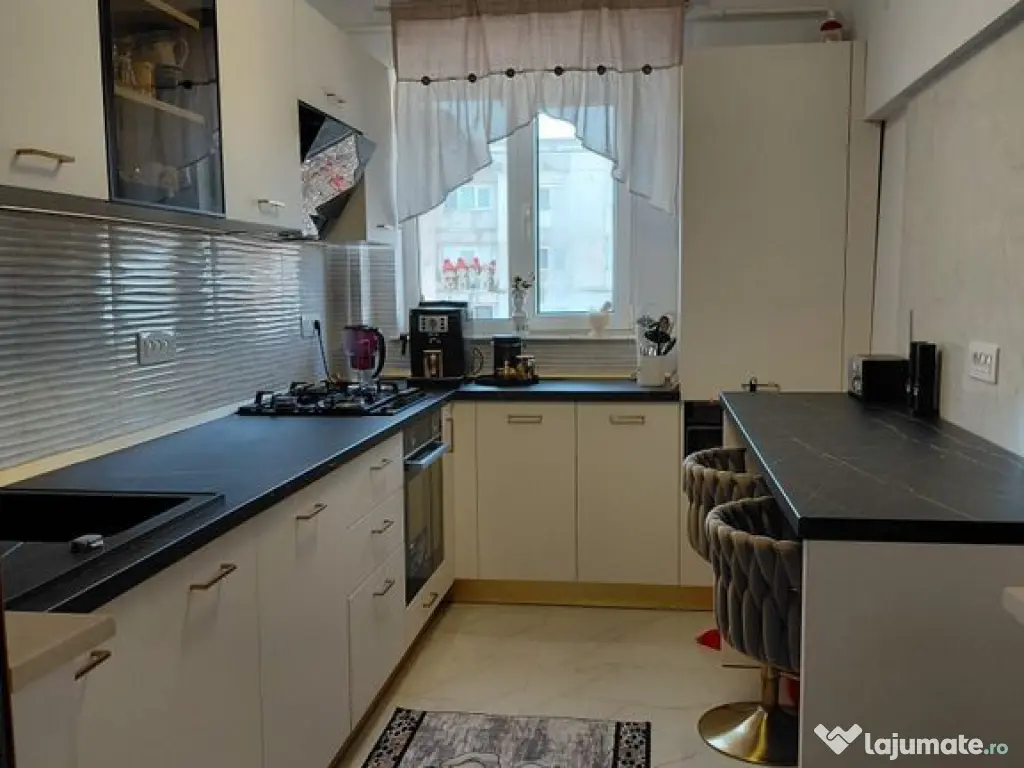 Apartament 4 camere, decomandat, etaj 3/4 - IC Frimu 