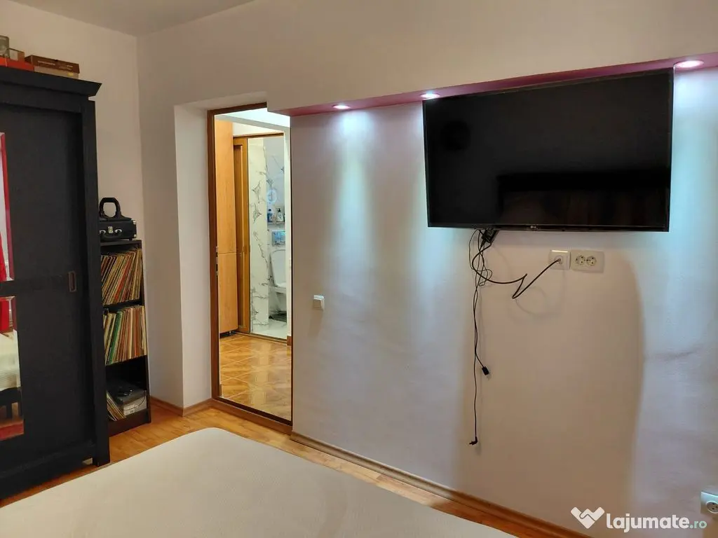 Apartament 4 camere, decomandat, etaj 3/4 - IC Frimu 