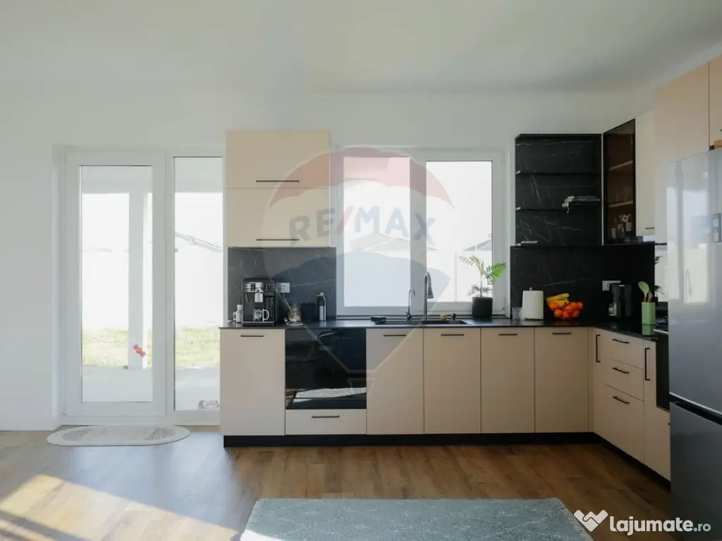 Casă pe nivel de vânzare cu 3 dormitoare, 500 mp teren ... 