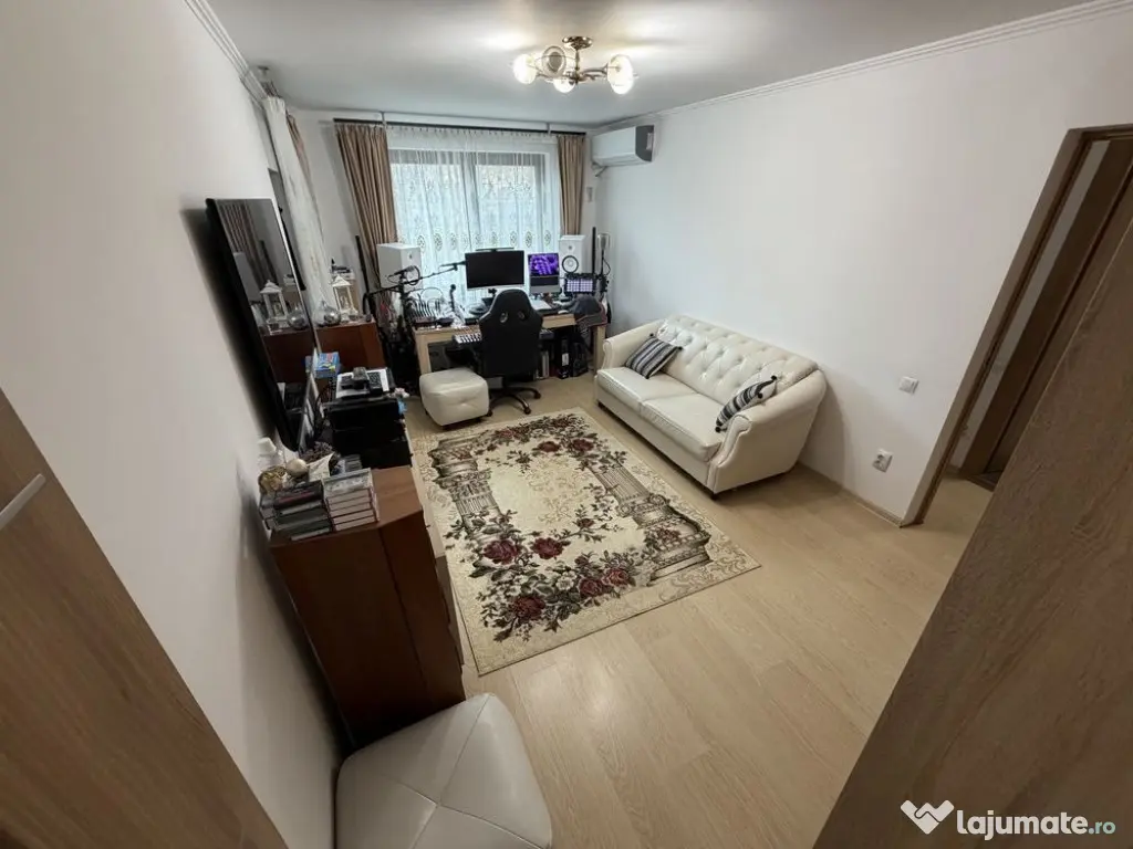 Apartament 4 camere, la 3 minute de Metrou Aparatori Patriei. 