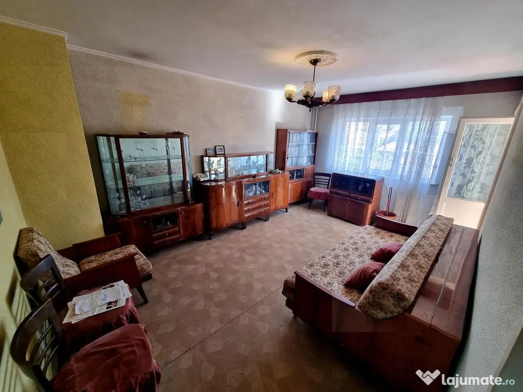 Navodari central -apartament 3 camere decomandat stradal 