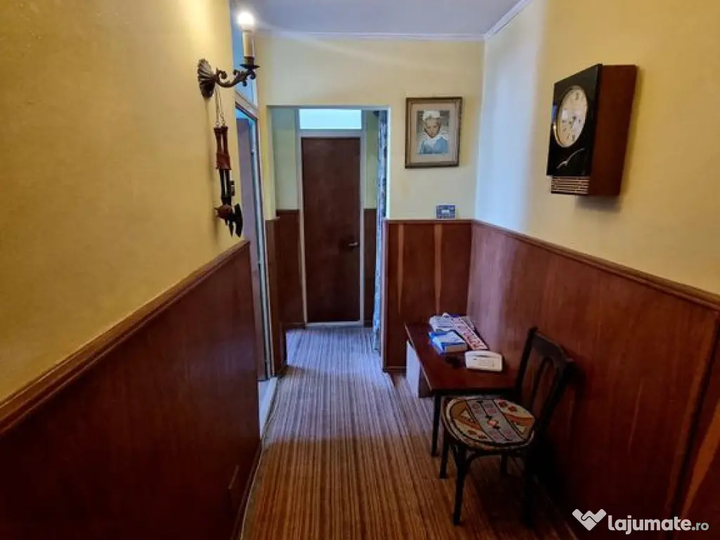 Navodari central -apartament 3 camere decomandat stradal 