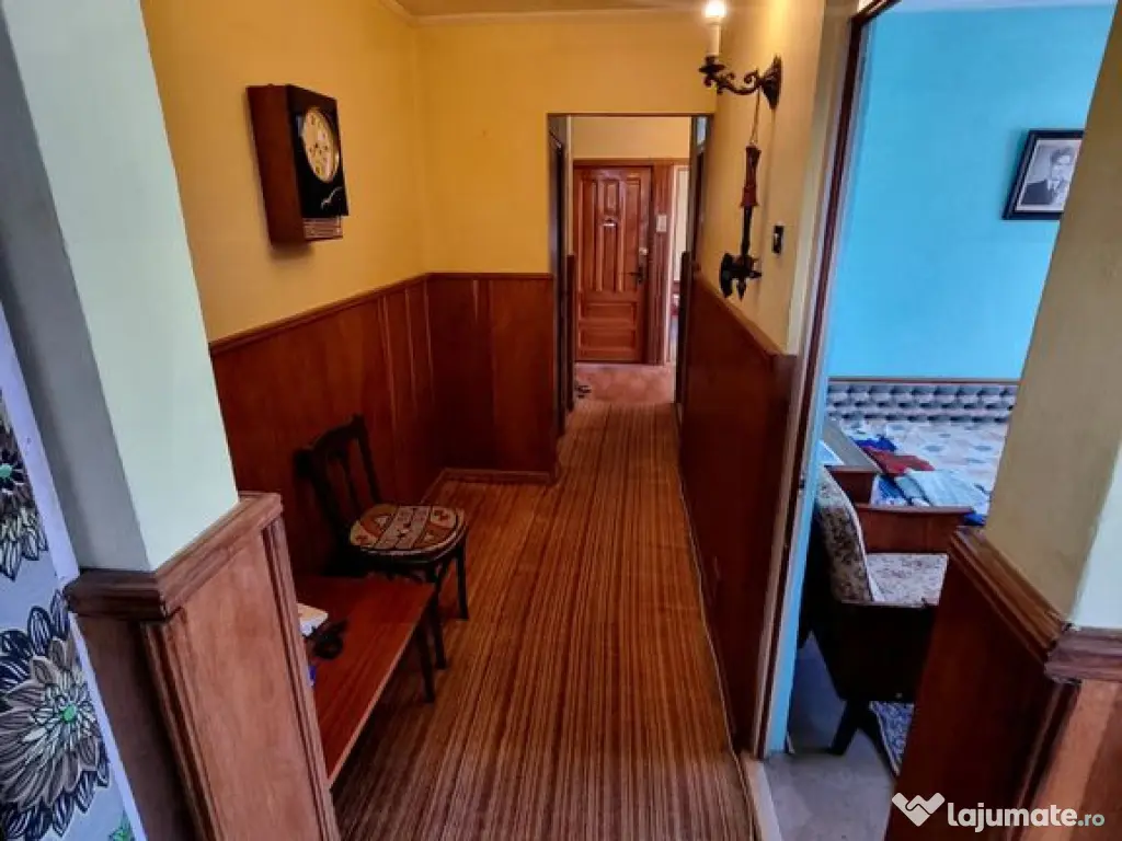 Navodari central -apartament 3 camere decomandat stradal 