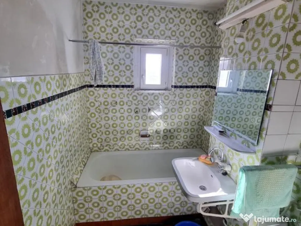 Navodari central -apartament 3 camere decomandat stradal 