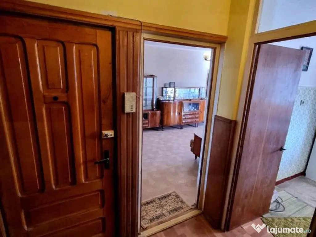 Navodari central -apartament 3 camere decomandat stradal 