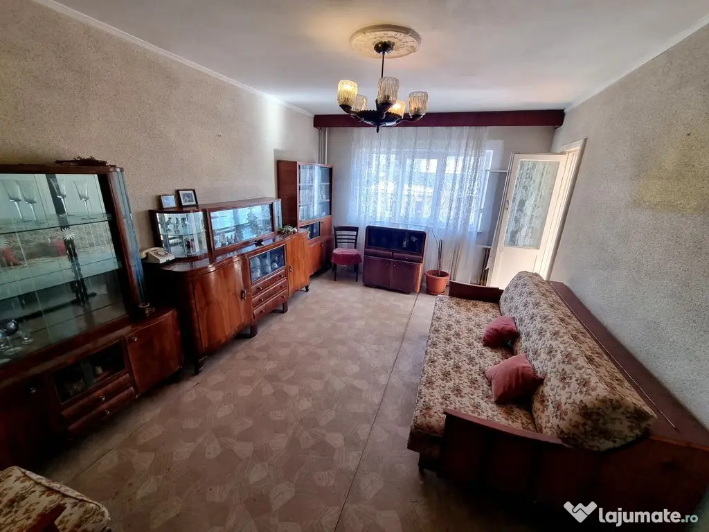 Navodari central -apartament 3 camere decomandat stradal 