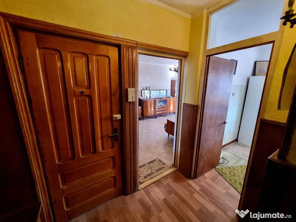 Navodari central -apartament 3 camere decomandat stradal 