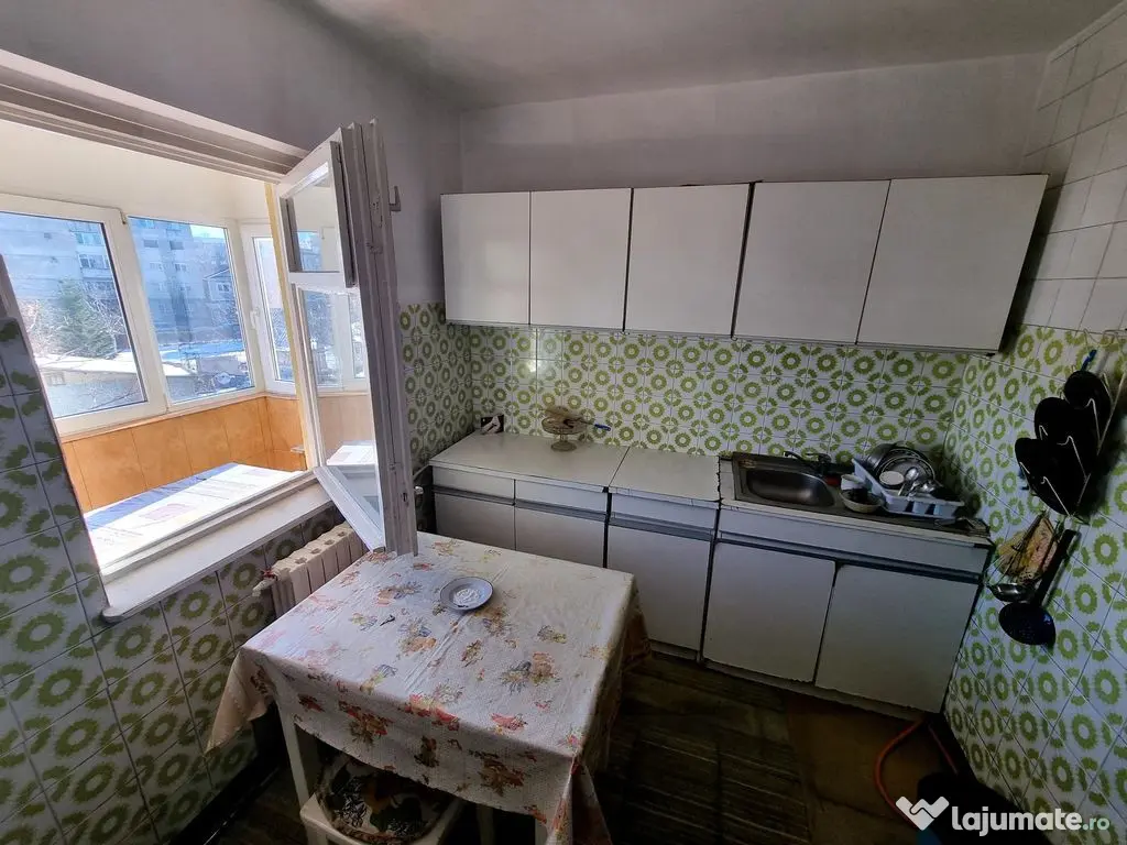 Navodari central -apartament 3 camere decomandat stradal 