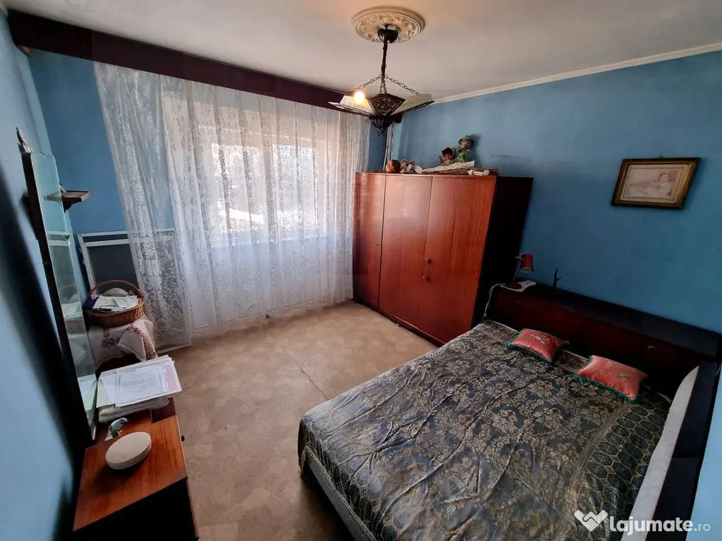 Navodari central -apartament 3 camere decomandat stradal 