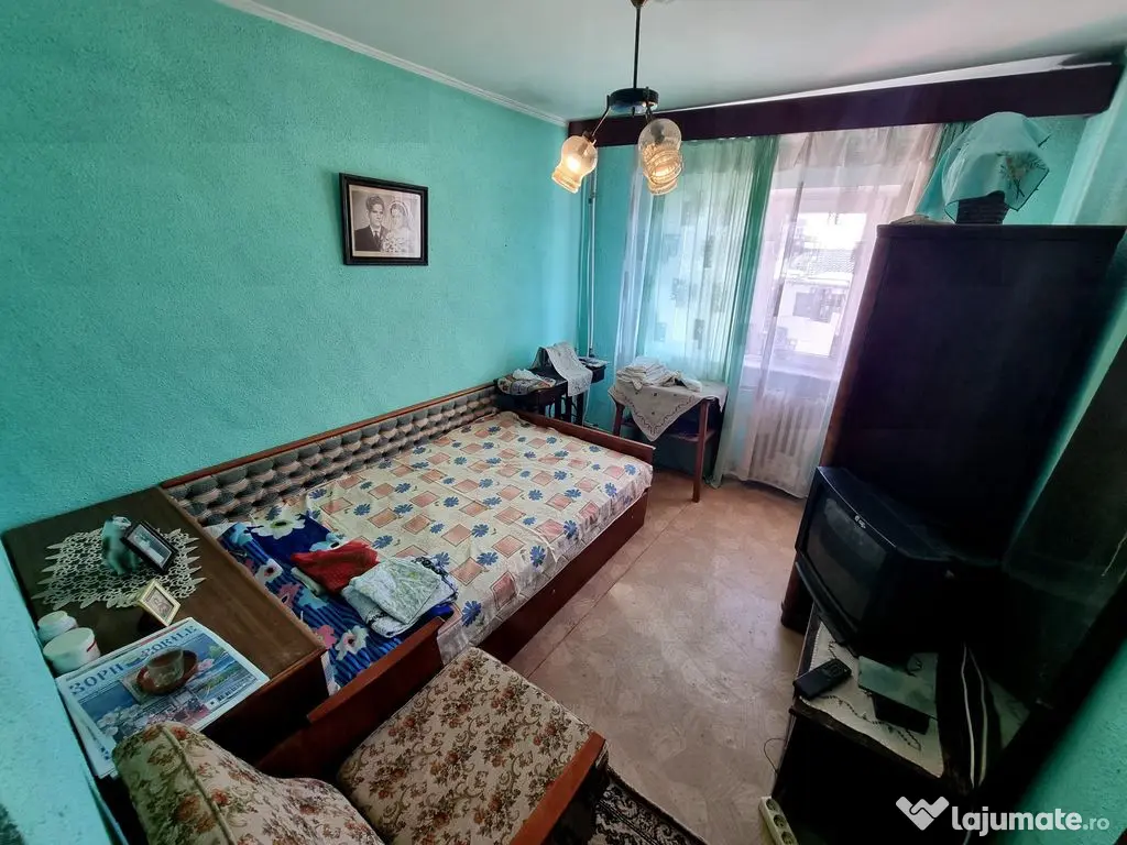 Navodari central -apartament 3 camere decomandat stradal 