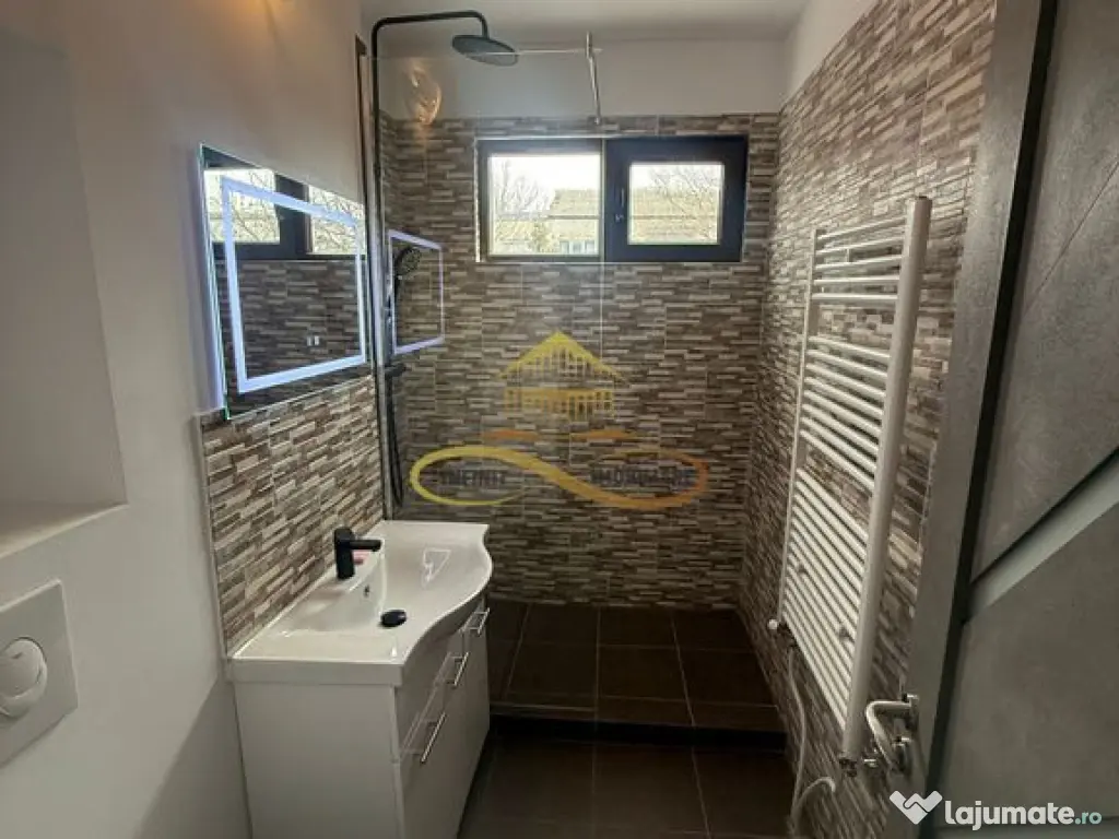 Apartament renovat 2 camere etaj 3 de vanzare Bacau