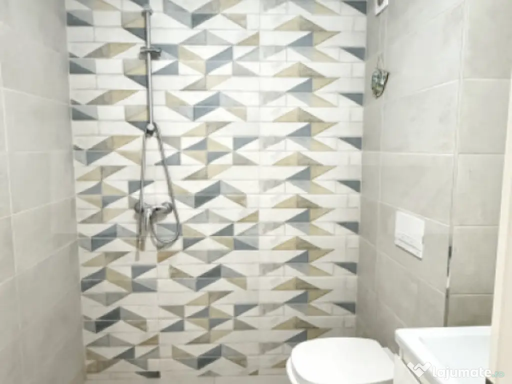 Casă înșiruită cu 5 camere | Lux | Tractorul |curte prop 