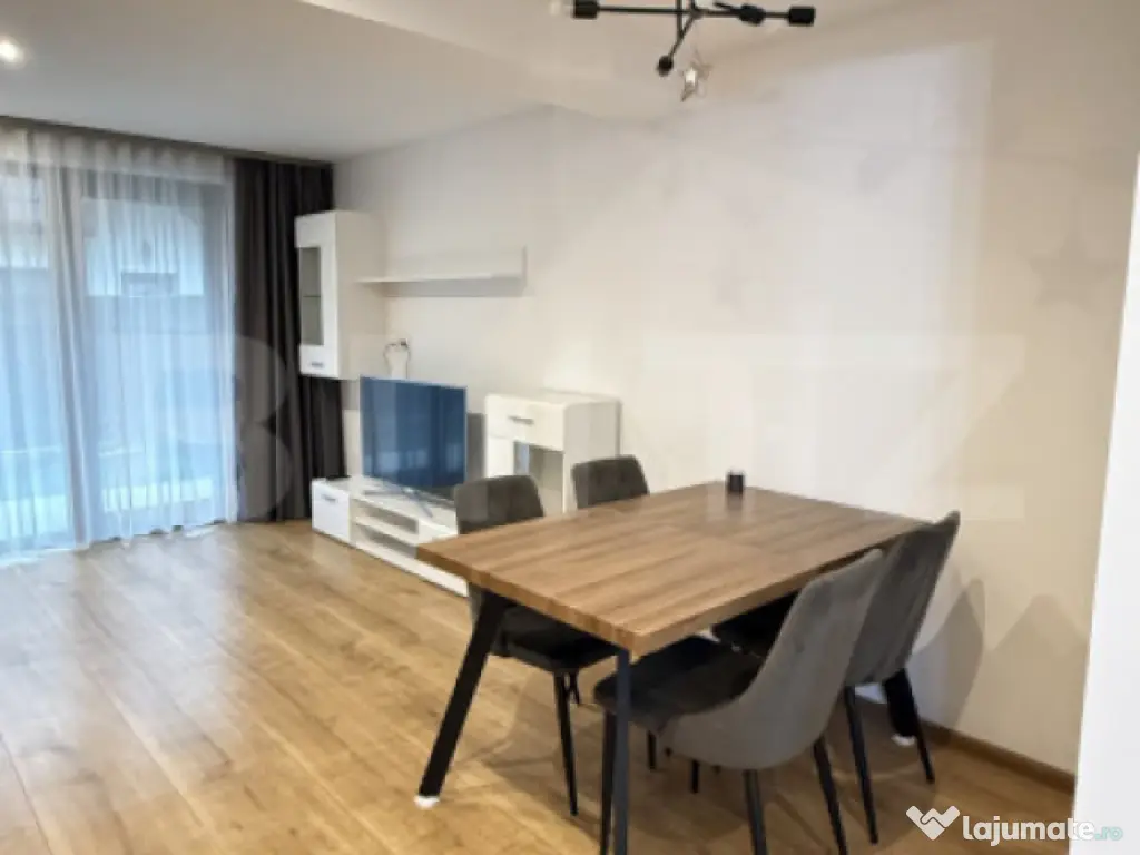 Casă înșiruită cu 5 camere | Lux | Tractorul |curte prop 