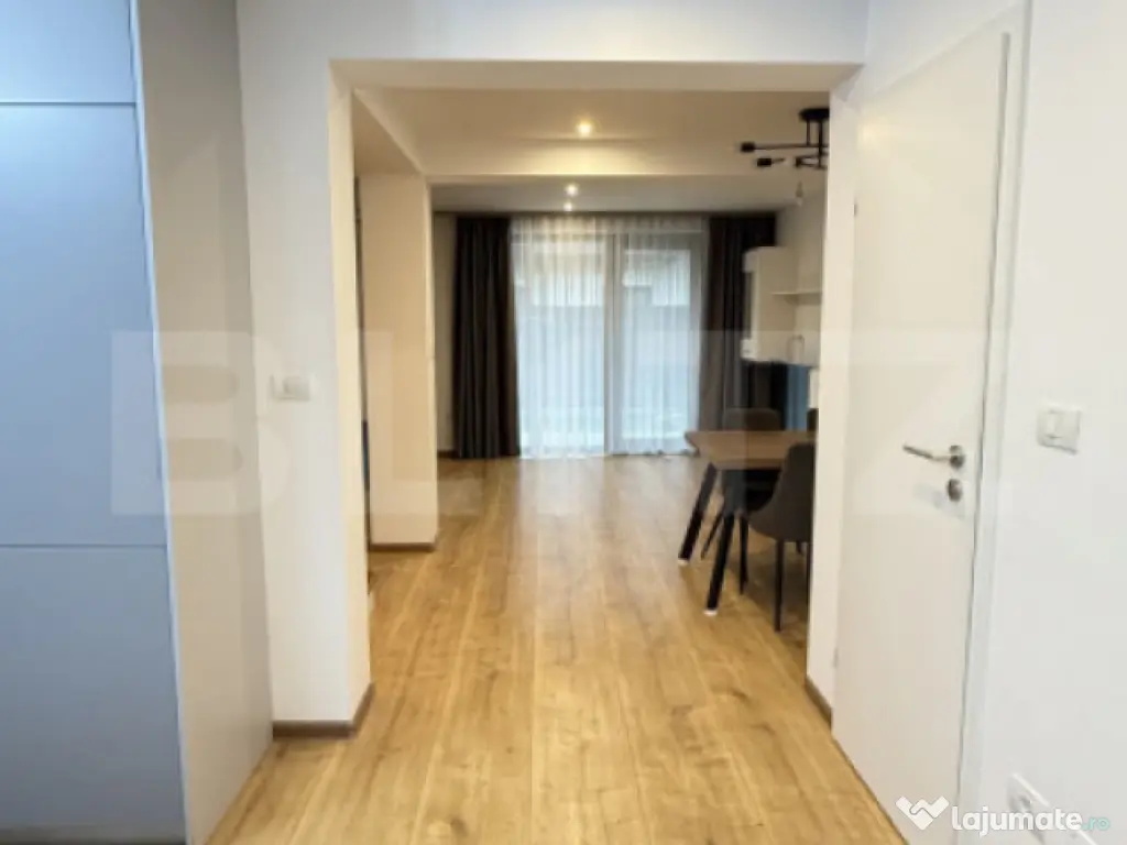 Casă înșiruită cu 5 camere | Lux | Tractorul |curte prop 