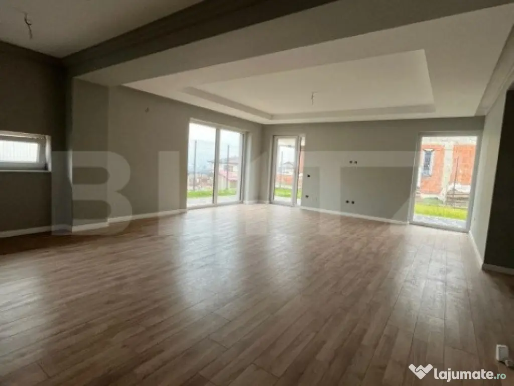 Casa, 5 camere cu parcare si gradina, zona Voronet 