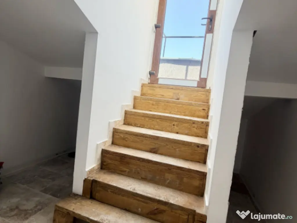 Spatiu birouri/ Salon/ Studio Mansarda Piata Romana 