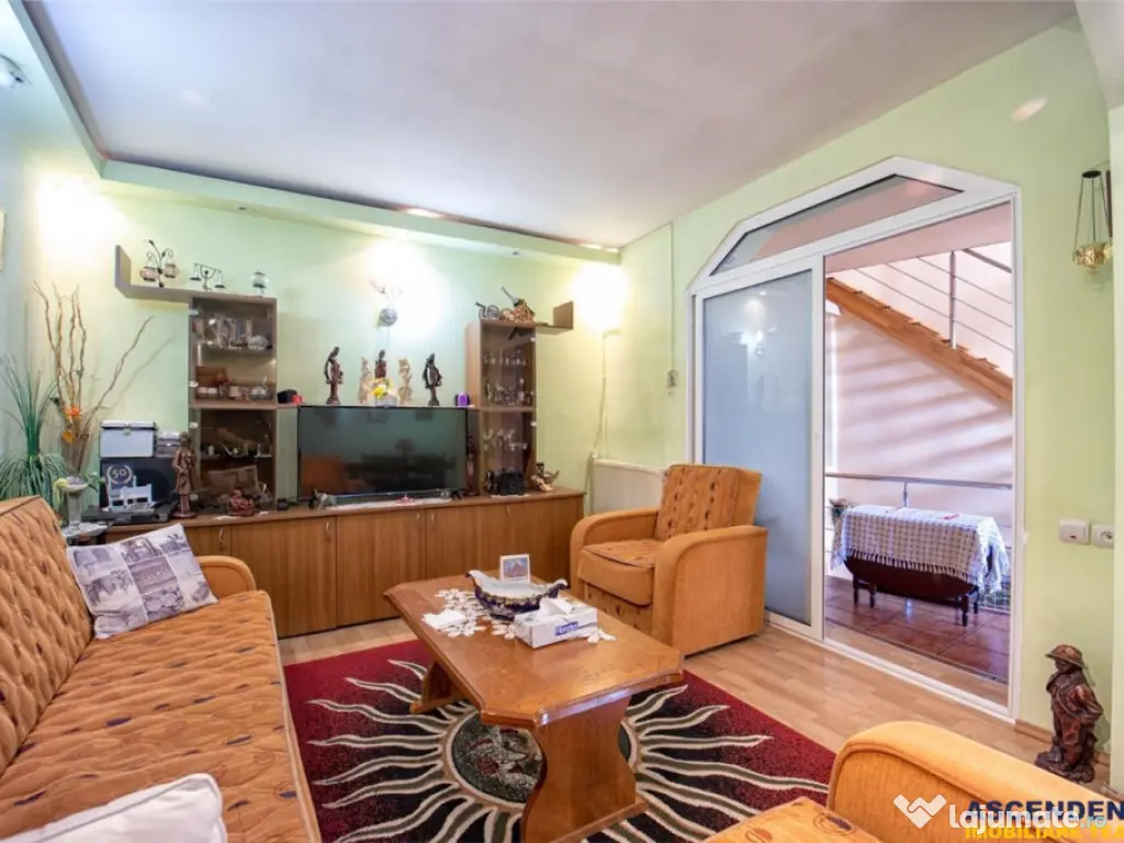 Pe incantare florala, casa cu 5 camere, curte individuala - 