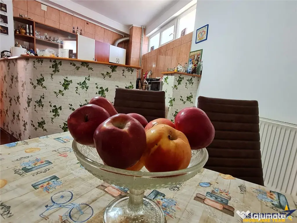 Pe incantare florala, casa cu 5 camere, curte individuala - 