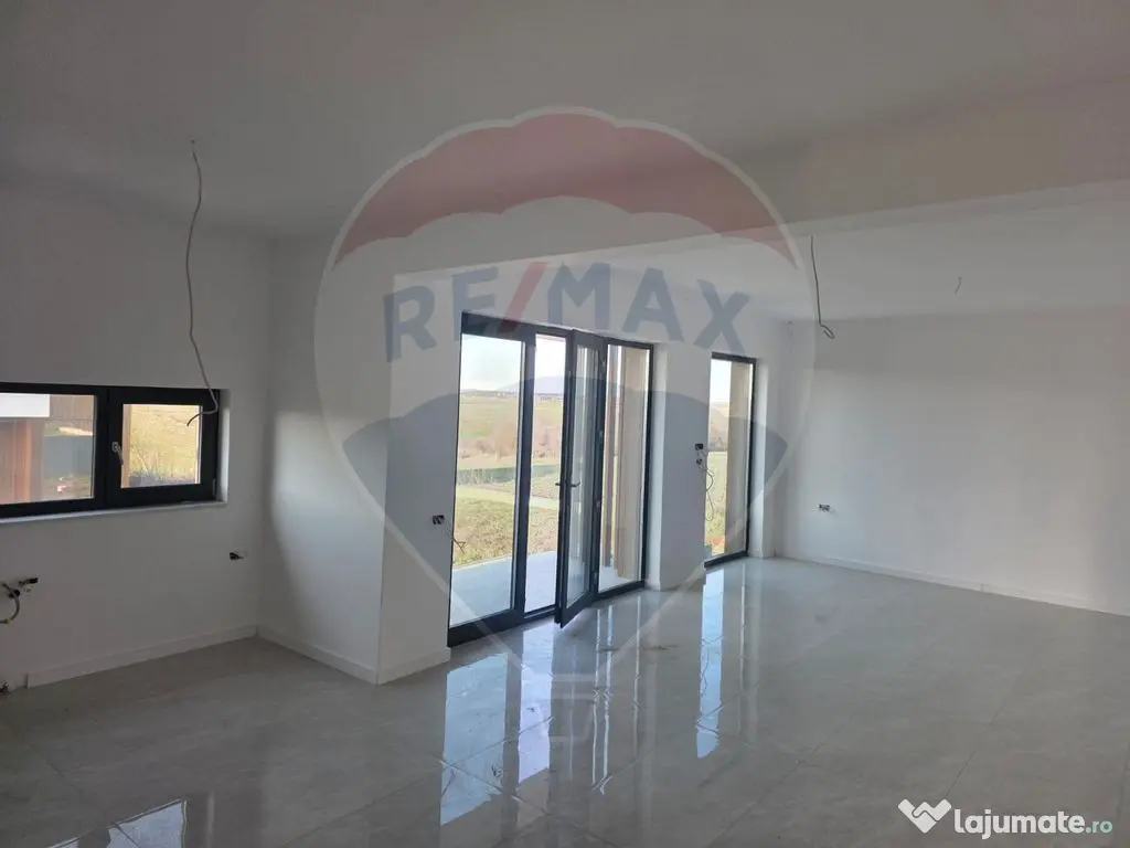 Casă / Vilă cu 4 camere de vânzare