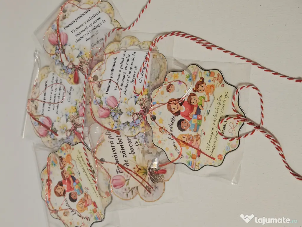 Martisoare personalizate - insigne si magnetice 