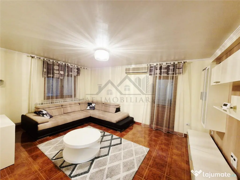 Apartament cu 4 camere decomandat cu parcare 