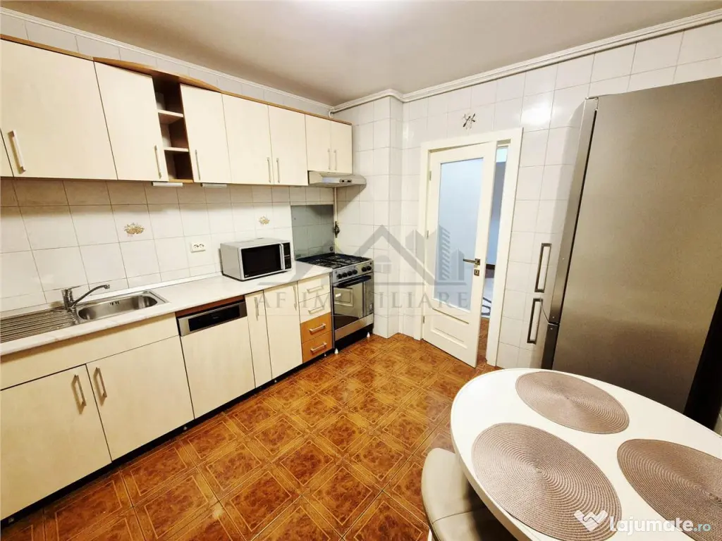 Apartament cu 4 camere decomandat cu parcare 